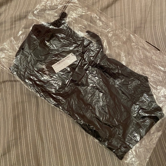 Knot Front Crop Top - Picture 4 of 4